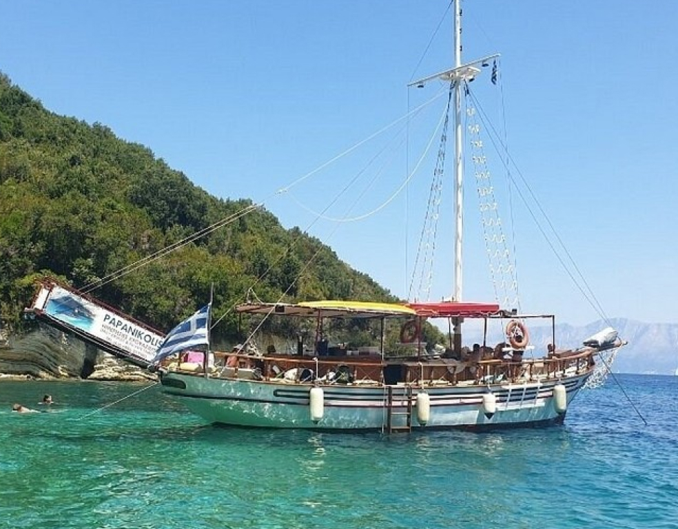 papanikolis-boat